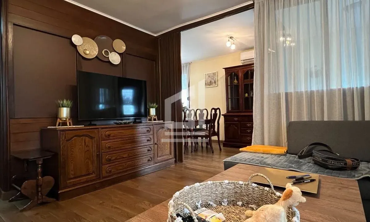 Izdavanje, dvosoban stan, 76m², Blok 5, Podgorica