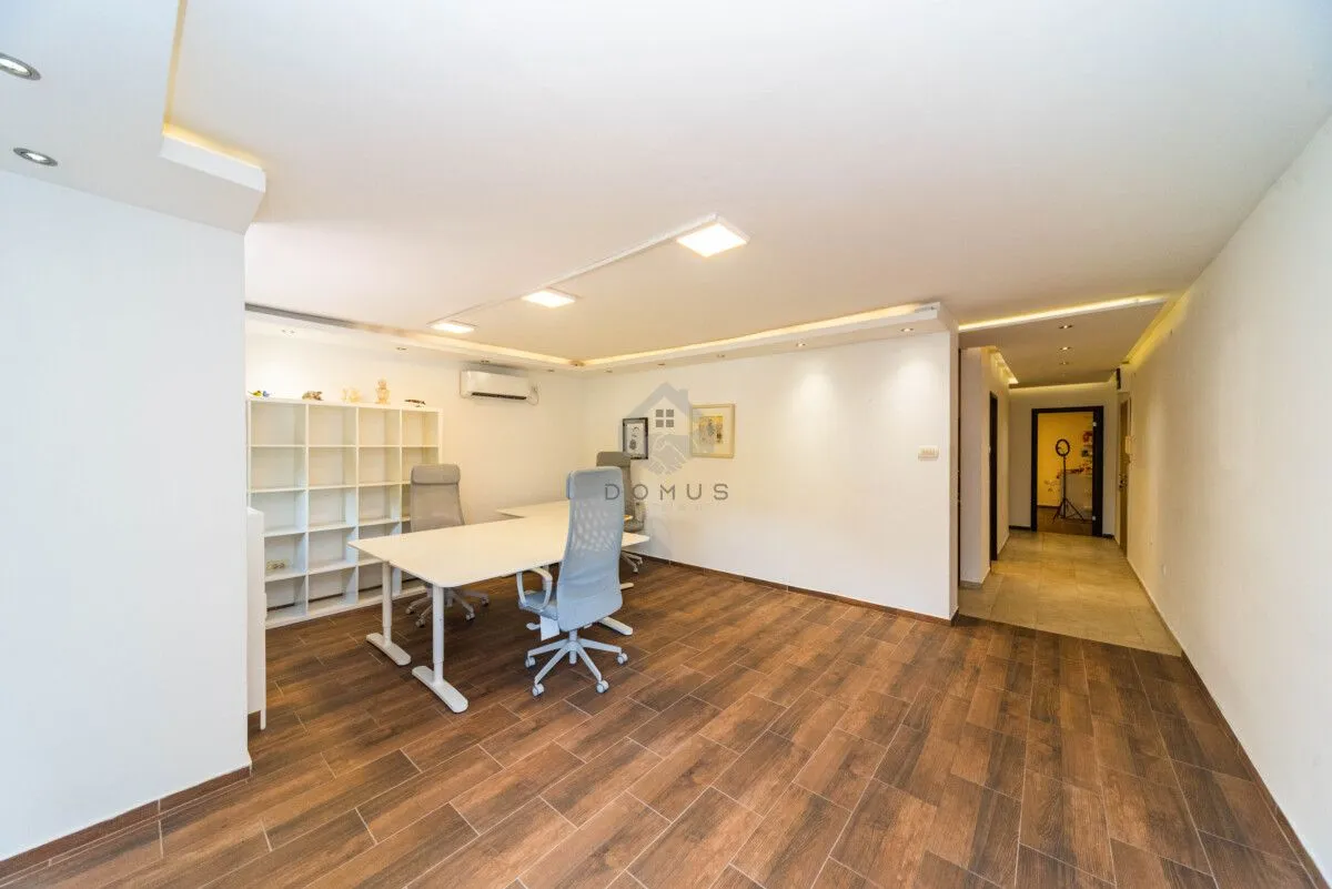Rent, office space, 80m², Blok 5, Podgorica