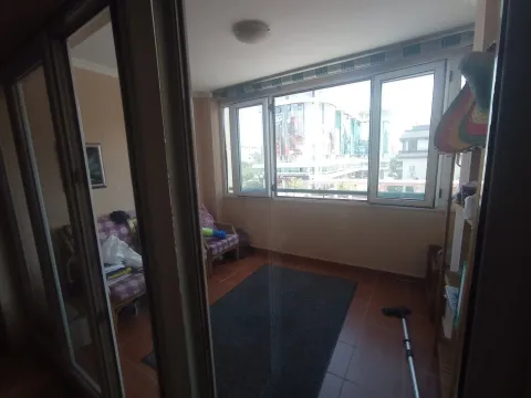 Zastakljeni balkon sa pogledom na grad. - image 12