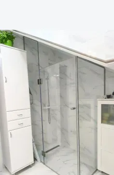 Savremeno opremljeno kupatilo sa tuš kabinom i mermernim pločicama. - image 7