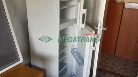 Pogled na beli frižider sa otvorenim vratima u kuhinji. - image 15