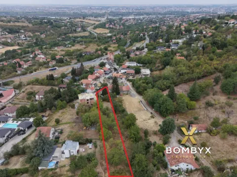 Pogled iz vazduha na građevinsku parcelu označenu crvenim okvirom u prigradskom naselju. - image 2