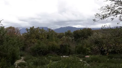 Pogled na prirodni pejzaž sa brdima i zelenilom pod oblačnim nebom. - image 5