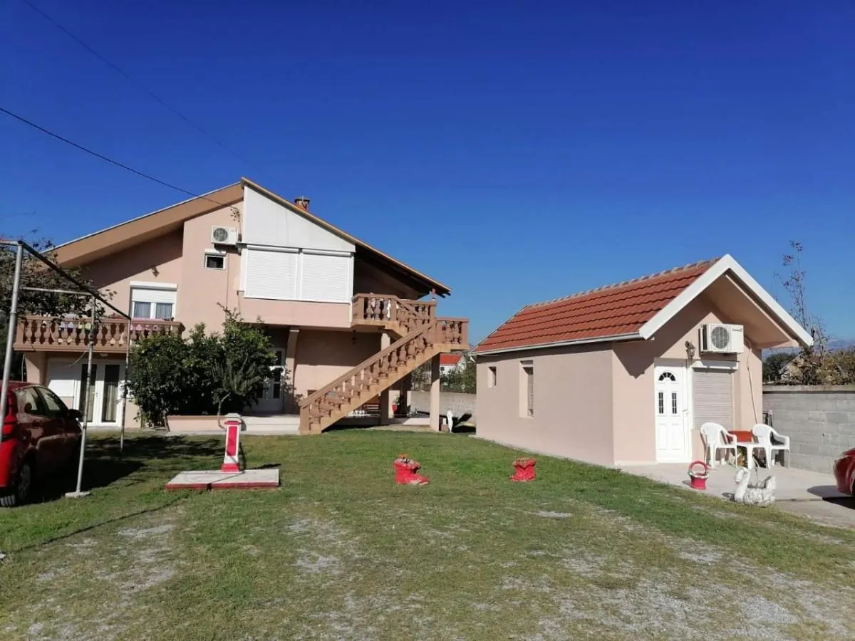 Prodaja, kuća, 350m², Tološi, Podgorica