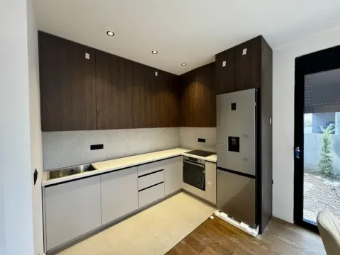 Izdavanje, kuća, 225m², Gornja Gorica, Podgorica - image 10