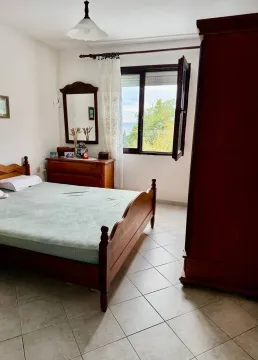 Namještena spavaća soba sa bračnim krevetom, drvenim ormarom i komodom. - image 3