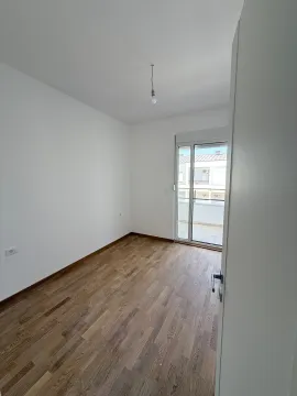 Prazna soba sa parketom i izlazom na terasu. - image 8