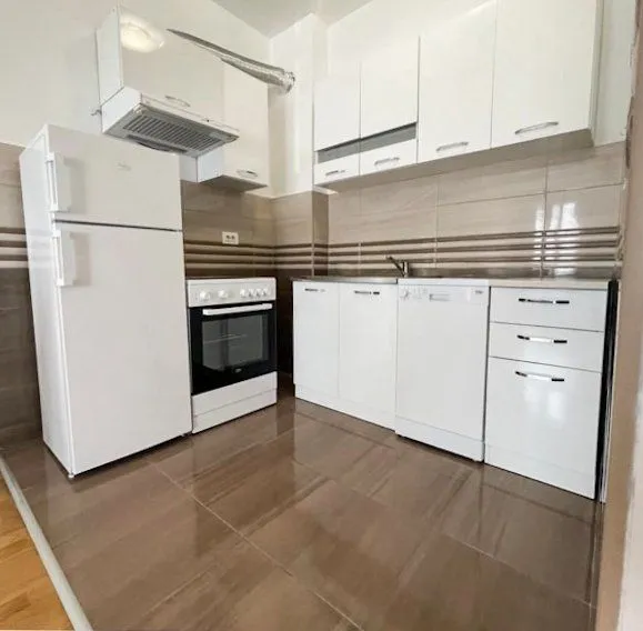 Izdavanje, jednosoban stan, 50m², Stari Aerodrom, Podgorica
