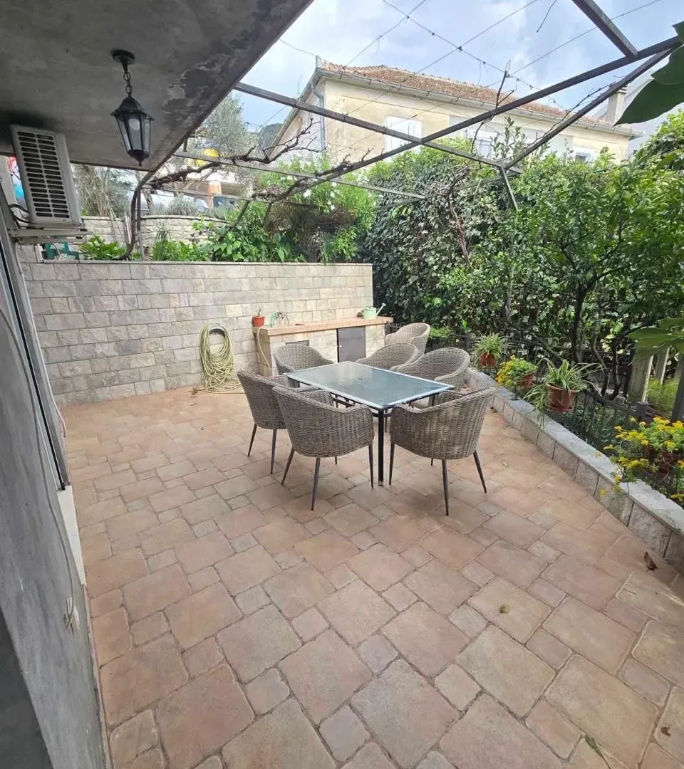 Izdavanje, dvosoban stan, 80m², Tivat, Crna Gora