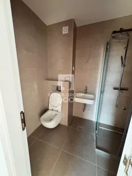 Moderno kupatilo sa tuš kabinom, umivaonikom i toaletom u bež pločicama. - image 11