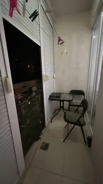 Manji zatvoreni balkon sa stolom i dve stolice. - image 12