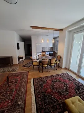 Dnevna soba sa trpezarijom i delom kuhinje u pozadini. - image 17
