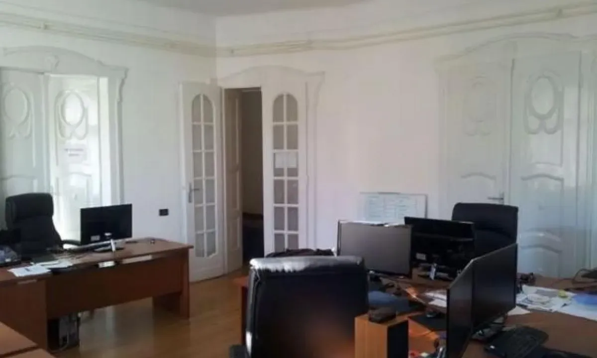 Izdavanje, poslovni prostor, 185m², Stari Grad, Beograd