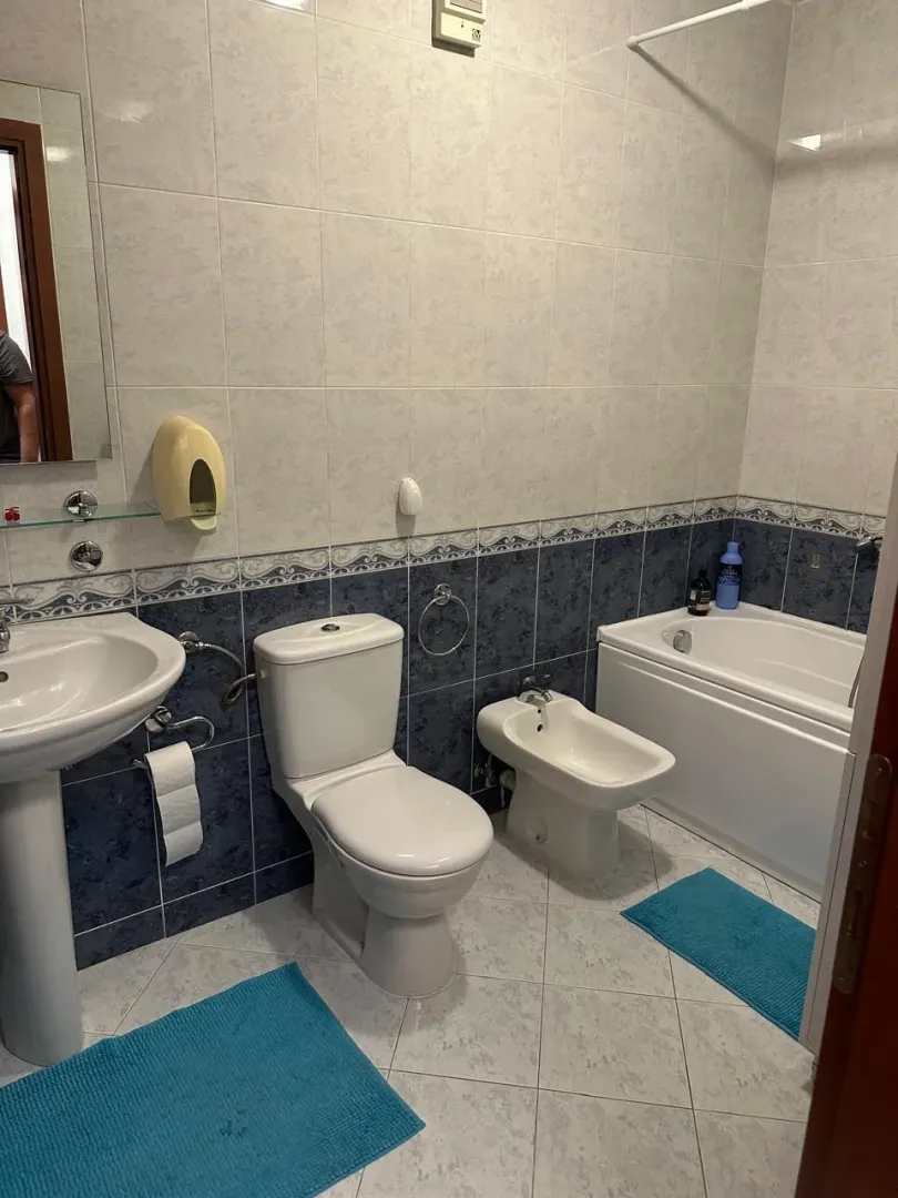 Fully equipped bathroom with bathtub, washbasin, and sanitary fixtures.