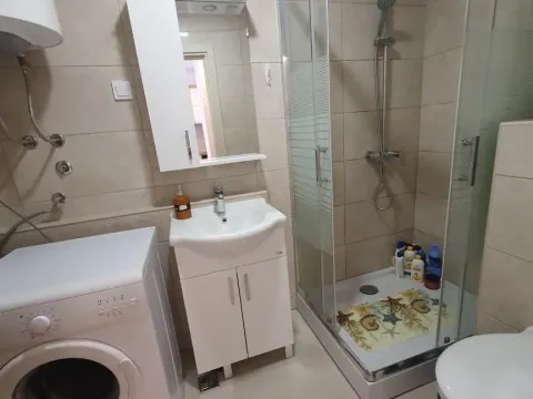 Rent, one bedroom apartment, 45m², Budva, Crna Gora - image 9