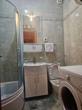 Potpuno opremljeno kupatilo sa tuš kabinom, umivaonikom, WC šoljom i veš mašinom. - image 7