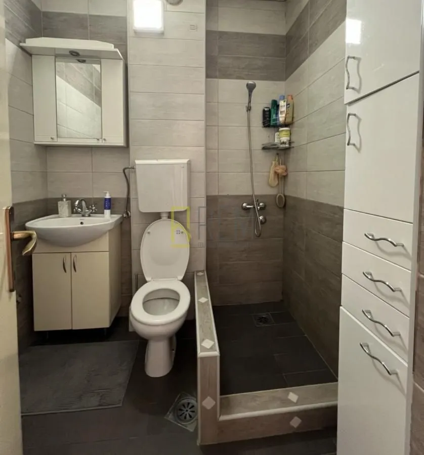 Kompaktno kupatilo sa umivaonikom, WC šoljom i tuš kabinom.