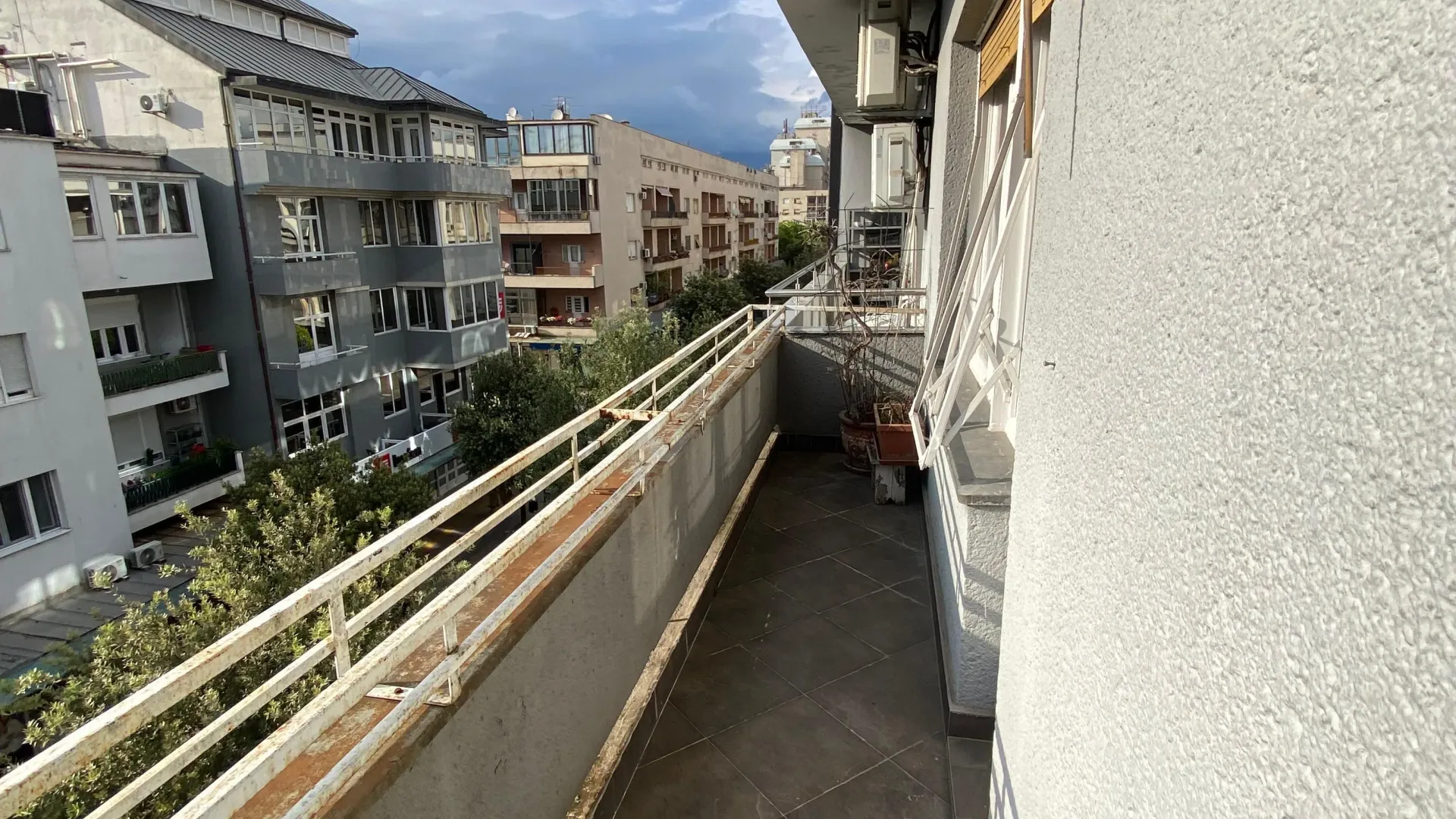 Izdavanje, dvosoban stan, 97m², Centar, Podgorica