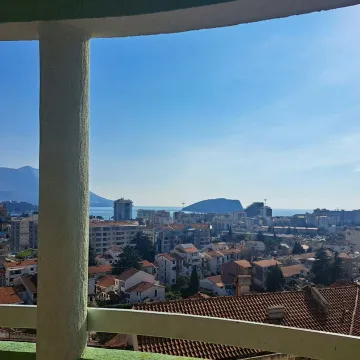 Pogled sa terase na grad i more. - image 4