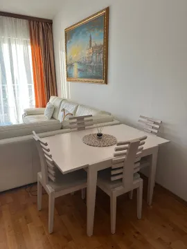 Dnevna soba sa trpezarijskim stolom i sofom. - image 8
