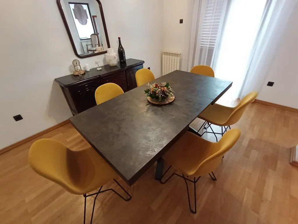 Izdavanje, kuća, 300m², Gorica C, Podgorica