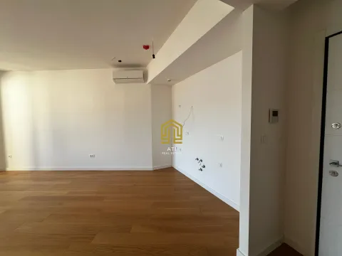 Prazna svijetla prostorija sa drvenim podom i klima uređajem. - image 4
