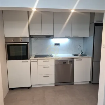 Moderna bela kuhinja sa ugrađenim kućnim aparatima. - image 3
