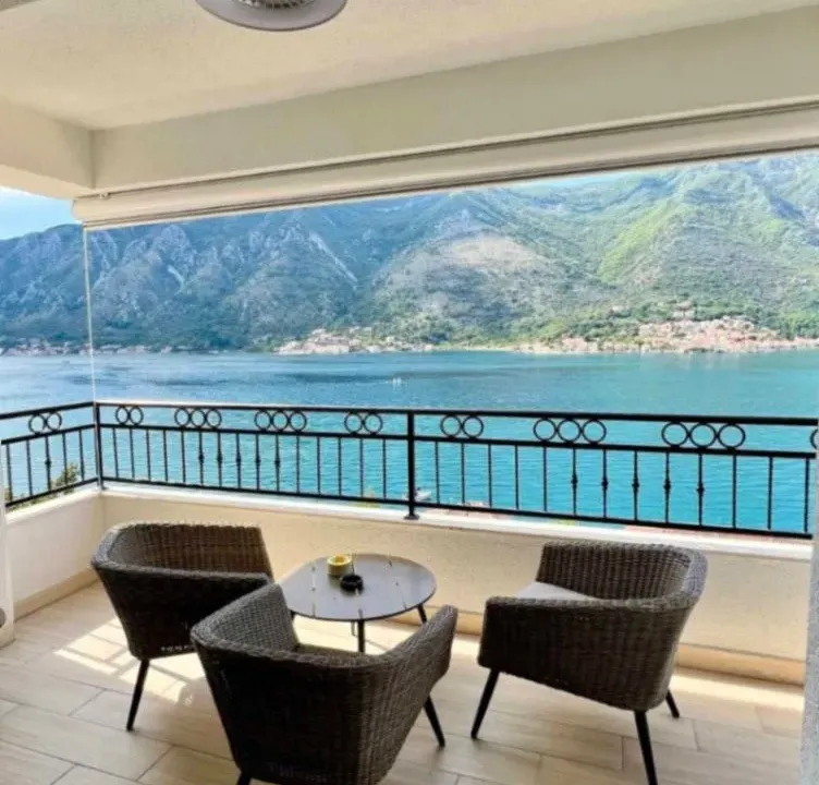 Prodaja, dvosoban stan, 85m², Dobrota, Kotor