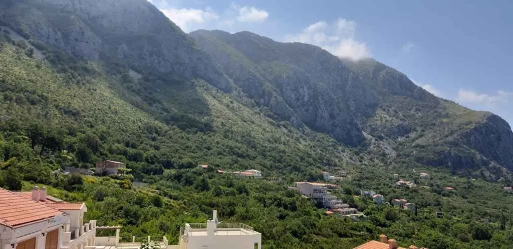 Prelijep pogled na planinski pejzaž i okolna naselja.