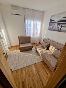 Manji svijetli dnevni boravak sa bež garniturom i laminatom. - image 6