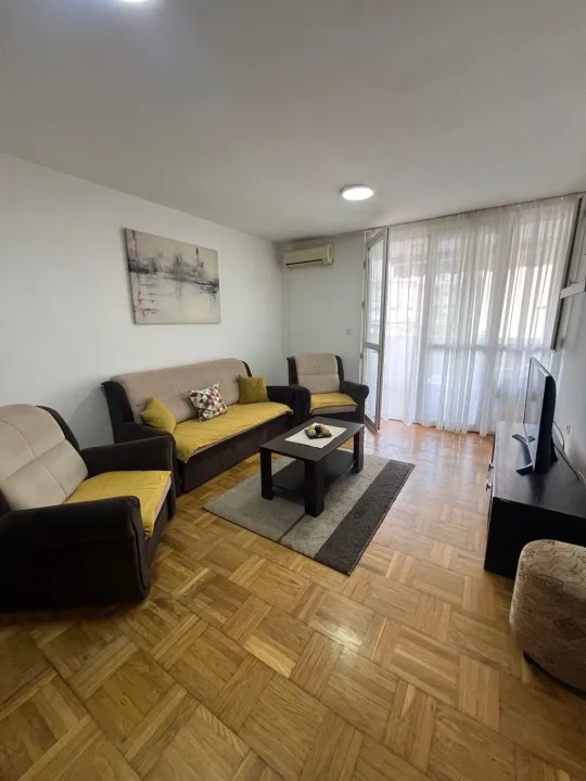 Izdavanje, jednosoban stan, 57m², Centar, Bar