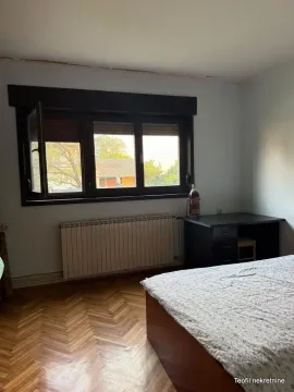 Spavaća soba sa krevetom, radnim stolom i prozorom sa pogledom na dvorište. - image 12