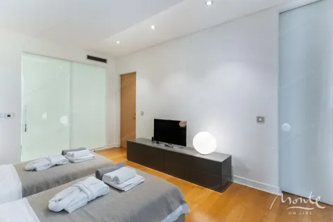 Moderna spavaća soba sa dva kreveta i TV komodom. - image 20