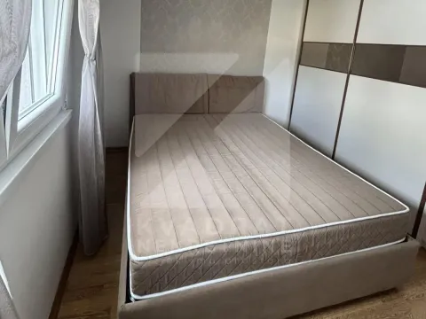 Namještena spavaća soba sa bračnim krevetom i ugradnim ormarom. - image 4