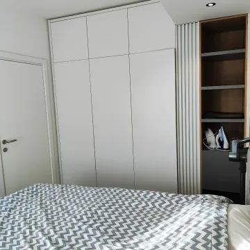 Spavaća soba sa velikim ugradnim plakarom i krevetom. - image 11
