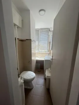 Pogled na manje kupatilo sa sanitarijama i prozorom. - image 3