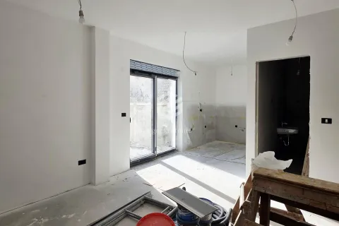 Prazna prostorija u toku renoviranja sa belim zidovima i izlazom na terasu. - image 12