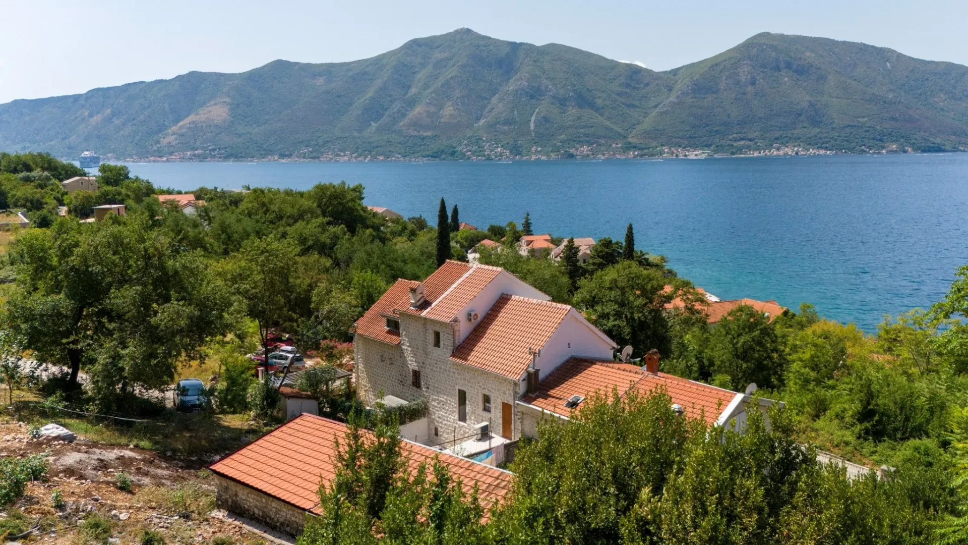 Izdavanje, kuća, 150m², Orahovac, Kotor