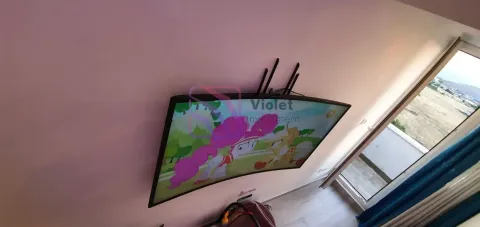 Pogled iz gornjeg ugla na dio prostorije sa montiranim televizorom na zidu. - image 3