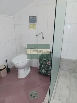 Kupatilo sa toaletom i tuš kabinom. - image 6