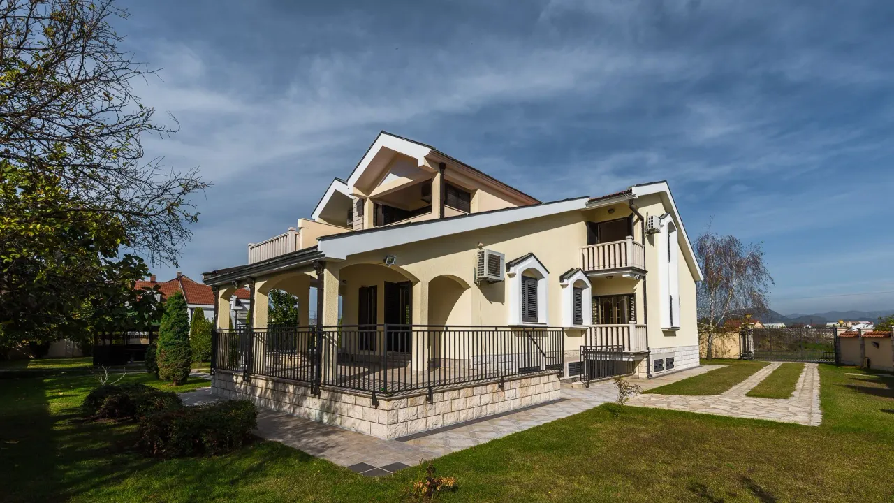 Izdavanje, kuća, 370m², Zabjelo, Podgorica