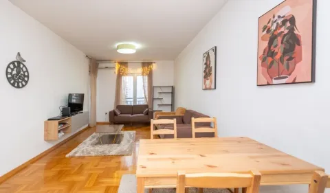 Dnevna soba sa garniturom, TV-om i trpezarijskim stolom. - image 2