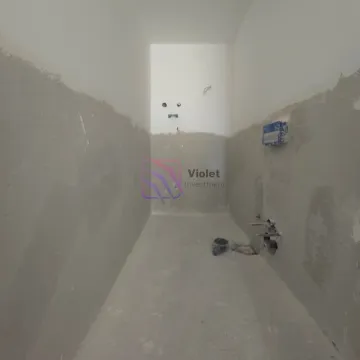 Neuređena prostorija u fazi izgradnje sa instalacijama za kupatilo. - image 11