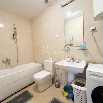 Kupatilo opremljeno kadom, umivaonikom, toaletom i veš mašinom. - image 2