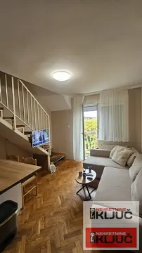 Dnevna soba sa garniturom za sedenje, trpezarijskim stolom i stepeništem. - image 11