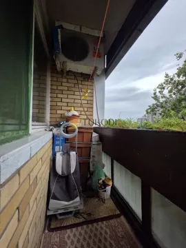 Manji natkriveni balkon sa spoljnom jedinicom klima uređaja i prostorom za odlaganje. - image 24