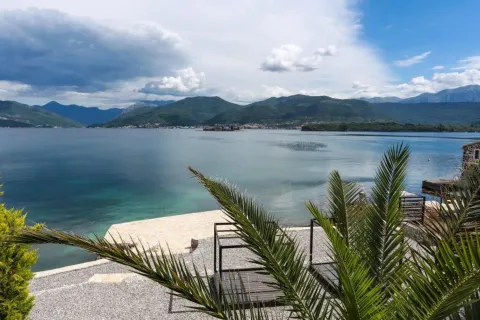 Pogled na more i planine sa popločanog dijela uz obalu. - image 3