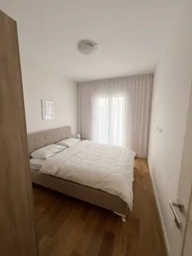 Svijetla spavaća soba sa bračnim krevetom i bijelim zavjesama. - image 5