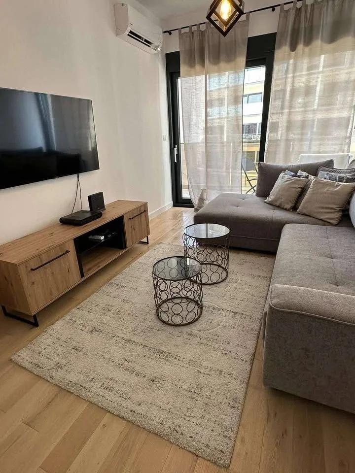 Izdavanje, jednosoban stan, 65m², Soho City, Bar