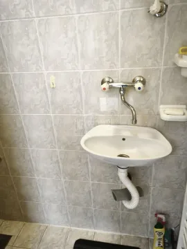 Manji umivaonik sa slavinom montiran na popločani zid kupatila. - image 16